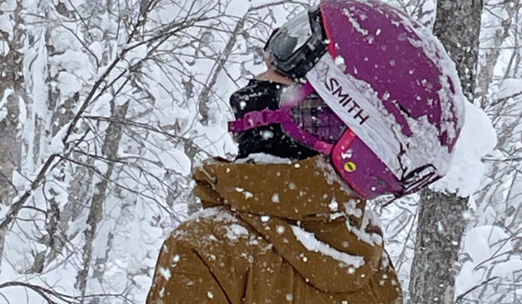 雪の中見上げるガイド