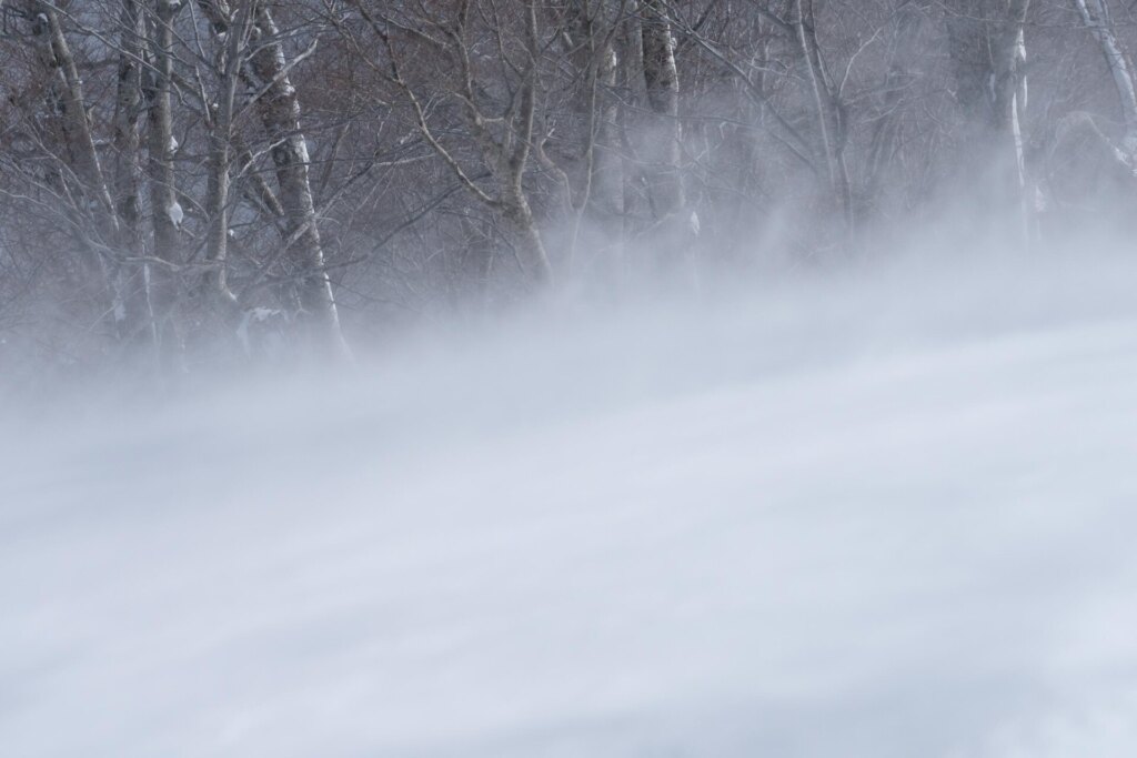 地吹雪が起こる雪山