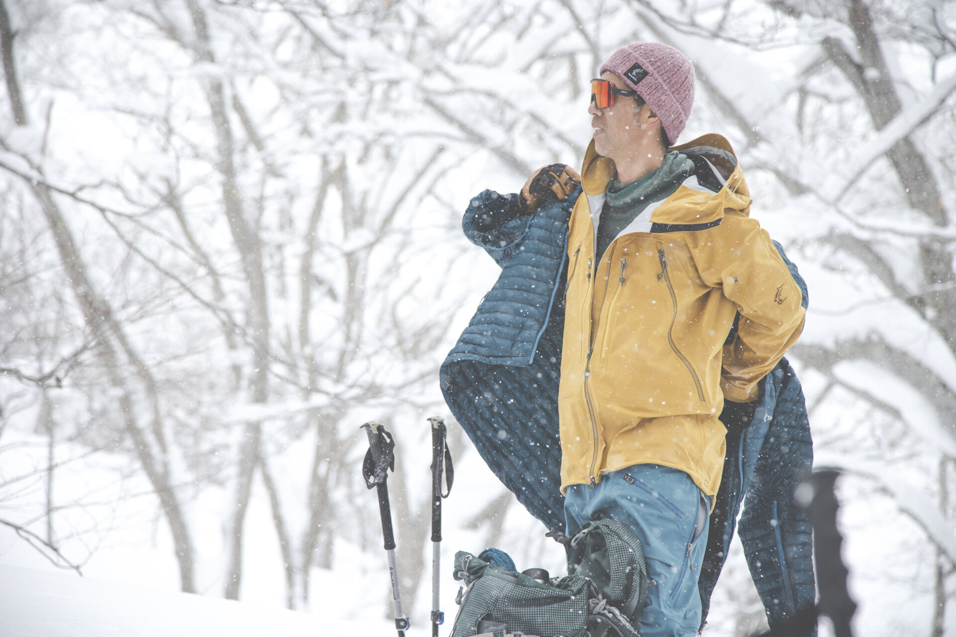 [HOBACK PRIMA OVER HOODY] 初めからシェルの上に羽織ることを想定したプロダクト